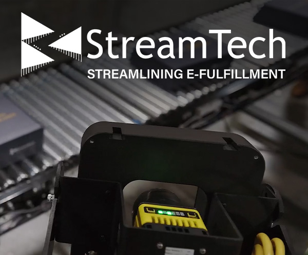 El logotipo de Streamtech en un paquete que se mueve en un sistema de cinta transportadora automatizado.