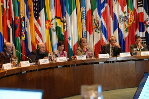 foto de los participantes en el conversatorio