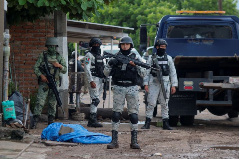 ENSITIVE MATERIAL. THIS IMAGE MAY OFFEND OR DISTURB Mexican security forces respond at the scene of a crime amid a wave of violence between armed groups in Culiacan, Mexico September 14, 2024. REUTERS/Jesus Bustamante