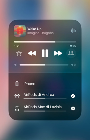 Una schermata che mostra un brano su Apple Music in riproduzione su due paia di AirPods.