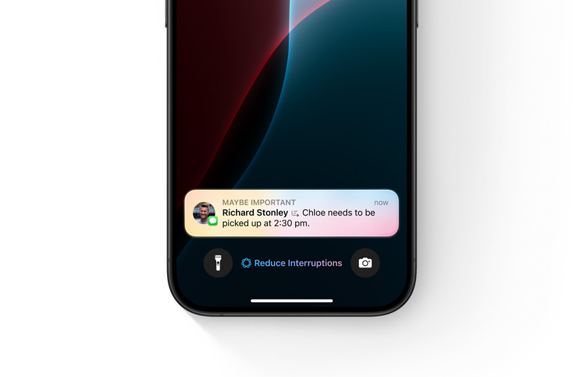 在 iPhone 啟用了減少通知的專注模式，畫面顯示一則標示著可能重要的通知。