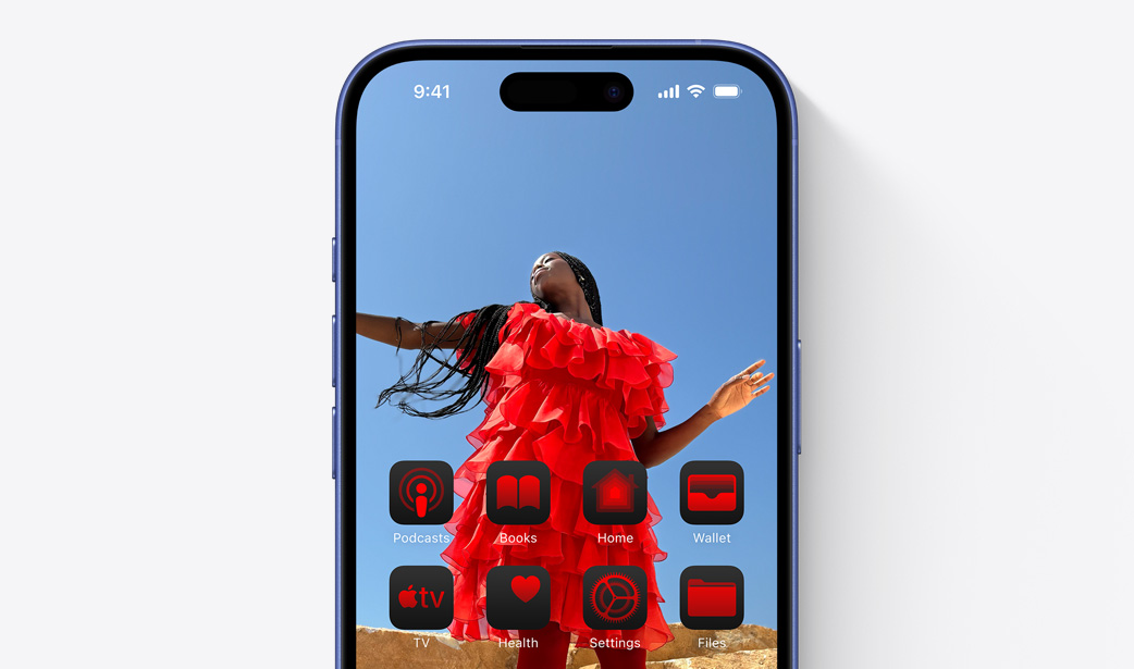 Ecrã do iPhone 16 com a fotografia de uma mulher com um vestido vermelho e com os widgets numa cor semelhante.