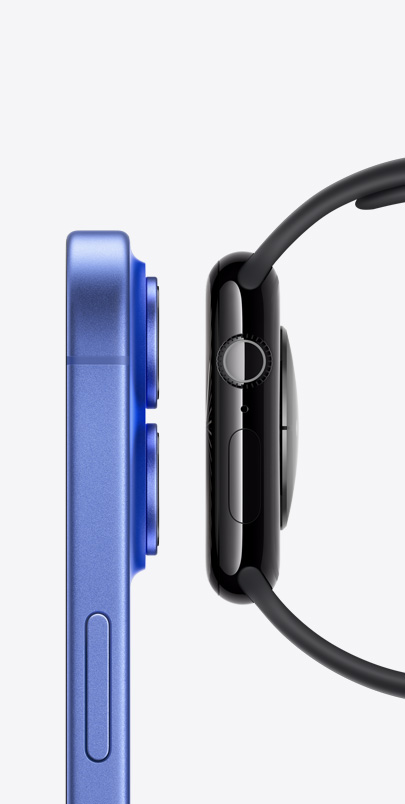 „iPhone 16“ ir „Apple Watch Series 10“ vienas šalia kito, vaizdas iš šono Spustelėk pliuso mygtuką, kad pamatytum daugiau informacijos apie „Apple Watch“ ir „iPhone“ funkcijas.