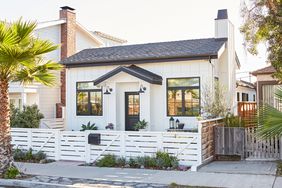 california-home-exterior-white-privacy-fence-BvdWiWDIKVqByWAyAg5fYn