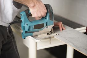 cutting laminate flooring with a saw