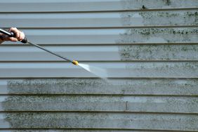 cleaning vinyl siding with pressure washer