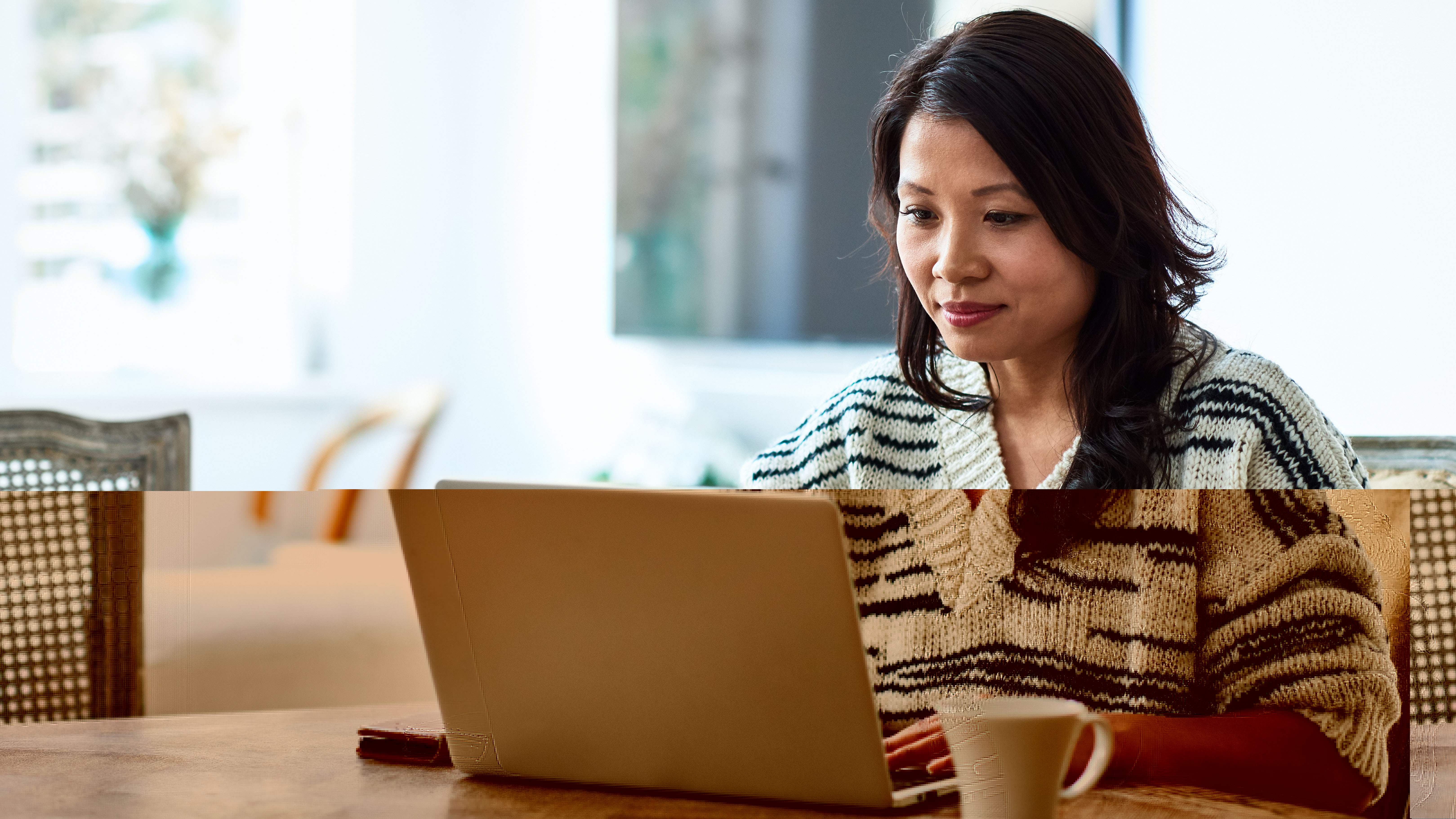 Femme travaillant sur un ordinateur portable