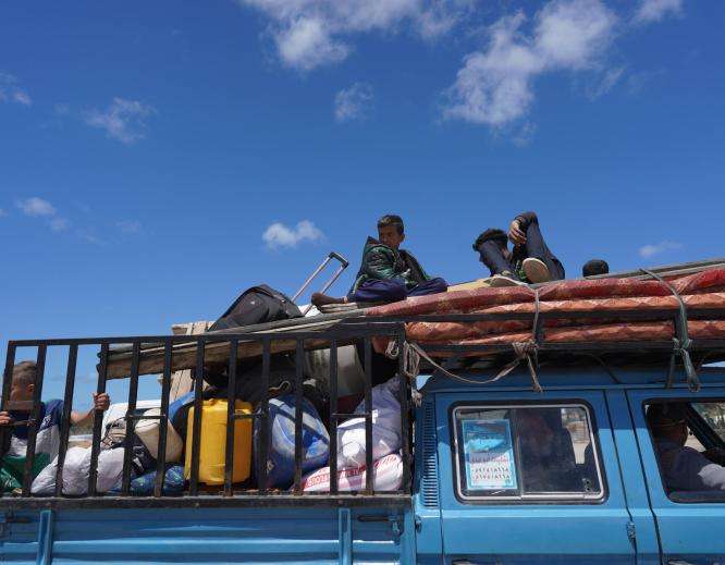 Displaced Palestinians moving from Rafah