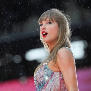  Taylor Swift performs onstage during "Taylor Swift | The Eras Tour" at Volksparkstadion on July 23, 2024 in Hamburg, Germany.