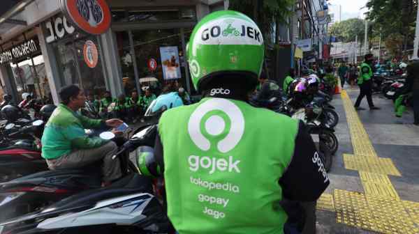 Gojek drivers wait for customers in Jakarta: Parent company GoTo Group has struggled to replicate the success it has had in its&nbsp;home market elsewhere.&nbsp;(Photo by Ken Kobayashi)