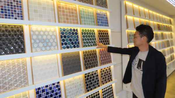 Tiles made in the Tajimi area have unique color unevenness, which appeals to overseas customers. (Photo by Takashi Nishihori)