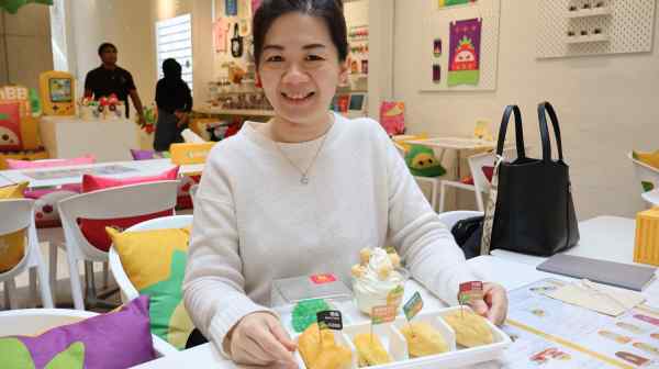 DurianBB World in&nbsp;Kuala Lumpur serves up fresh durian, durian ice cream and other treats. (Photo by Fumika Sato)