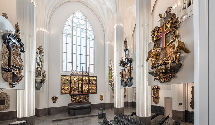 Blick in den Innenraum des Paulinums Richtung Südosten mit Altar im Zentrum und Epitaphien an den Wänden