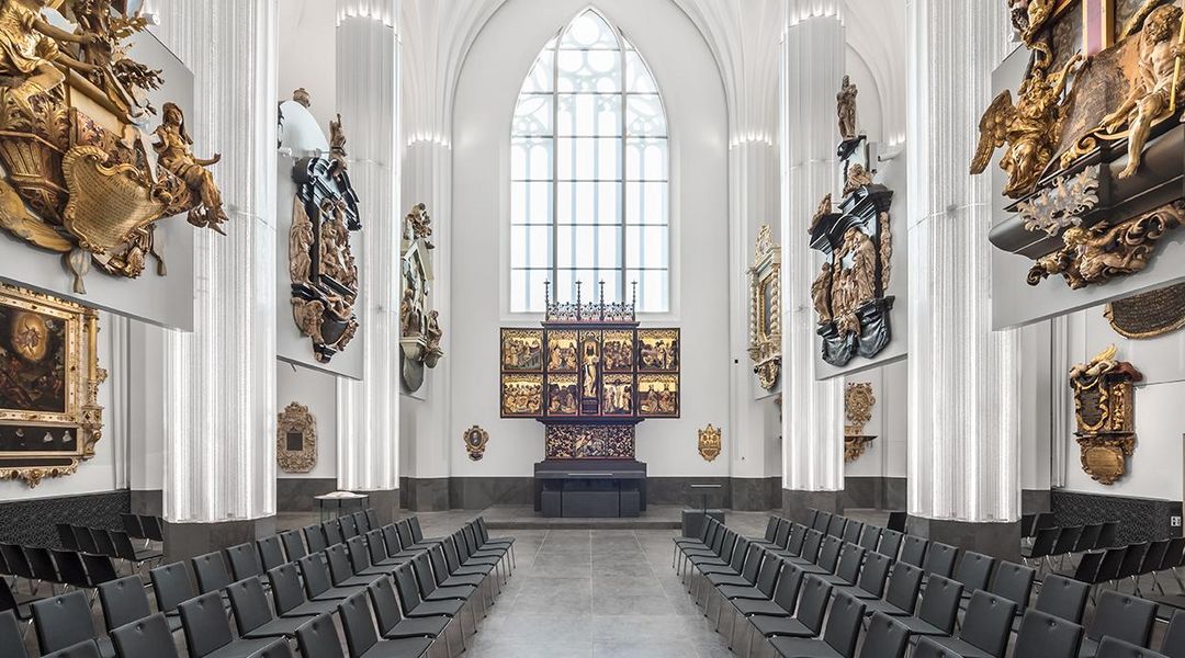 Blick in das Paulinum Richtung Osten, im Zentrum der Paulineraltar, an den Wänden die restaurierten Epitaphien