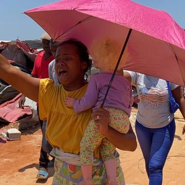 mulher bebê chorando angola fora