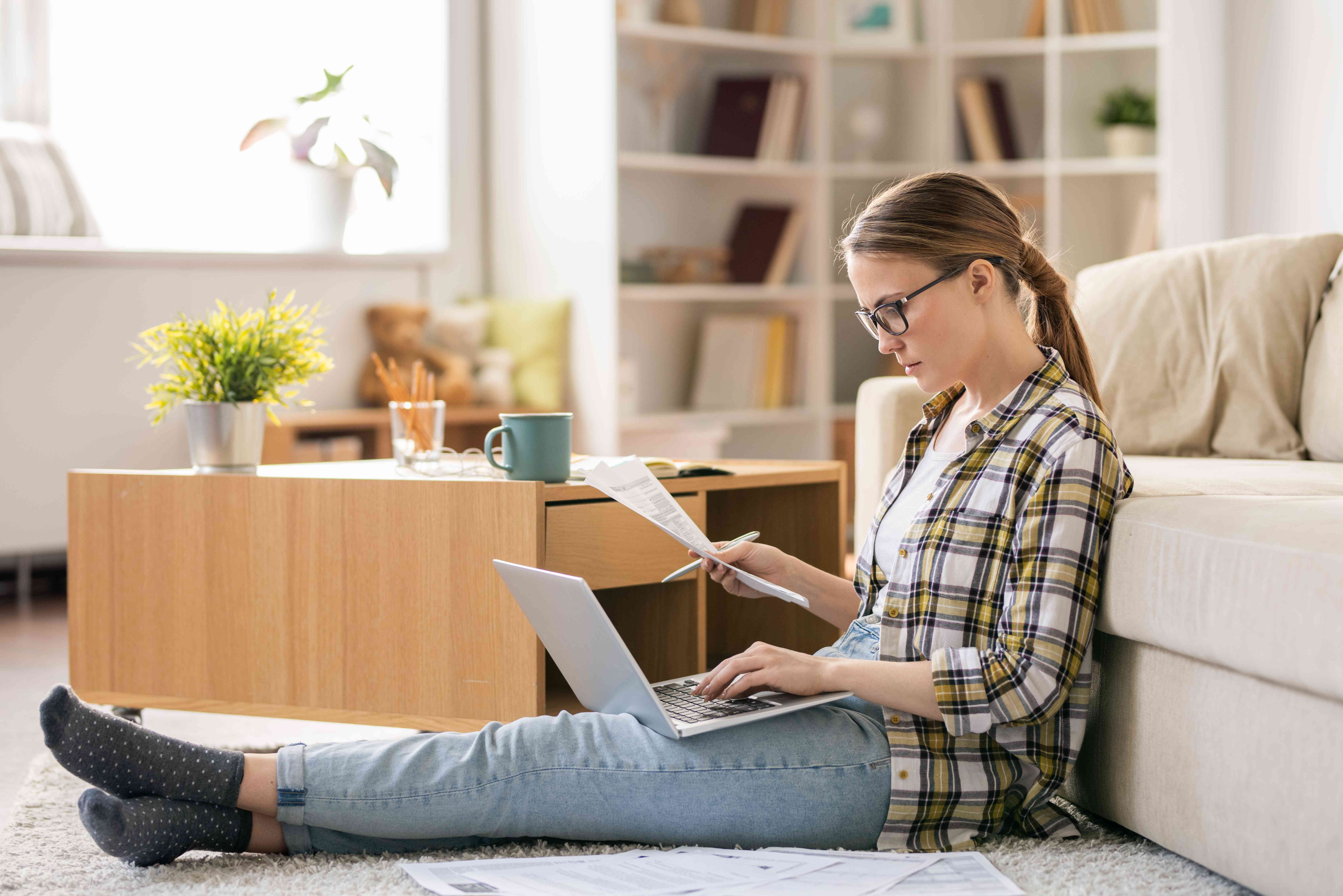 A young woman reviews the 4 types of federal student loans