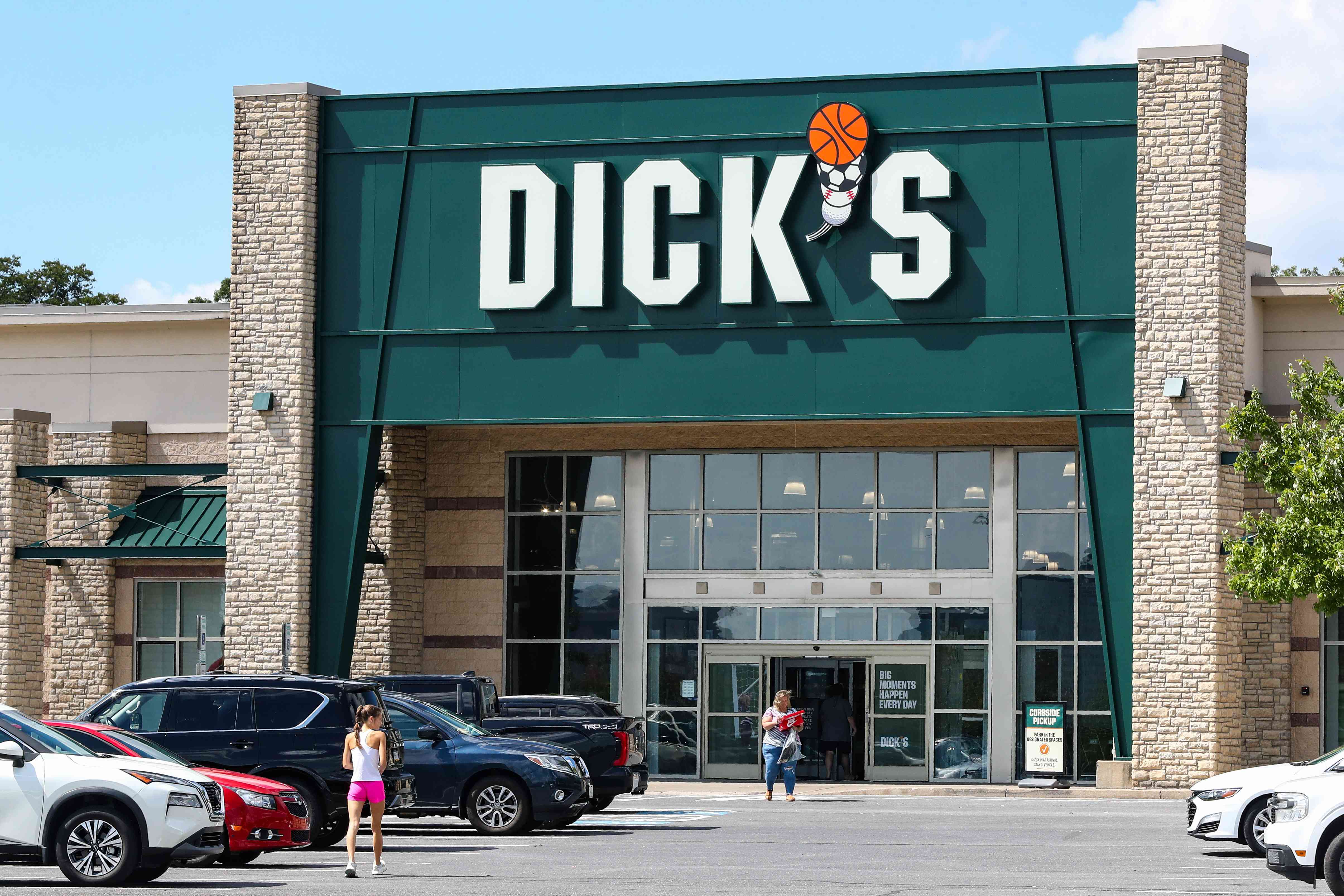 An exterior view of a Dick's Sporting Goods store