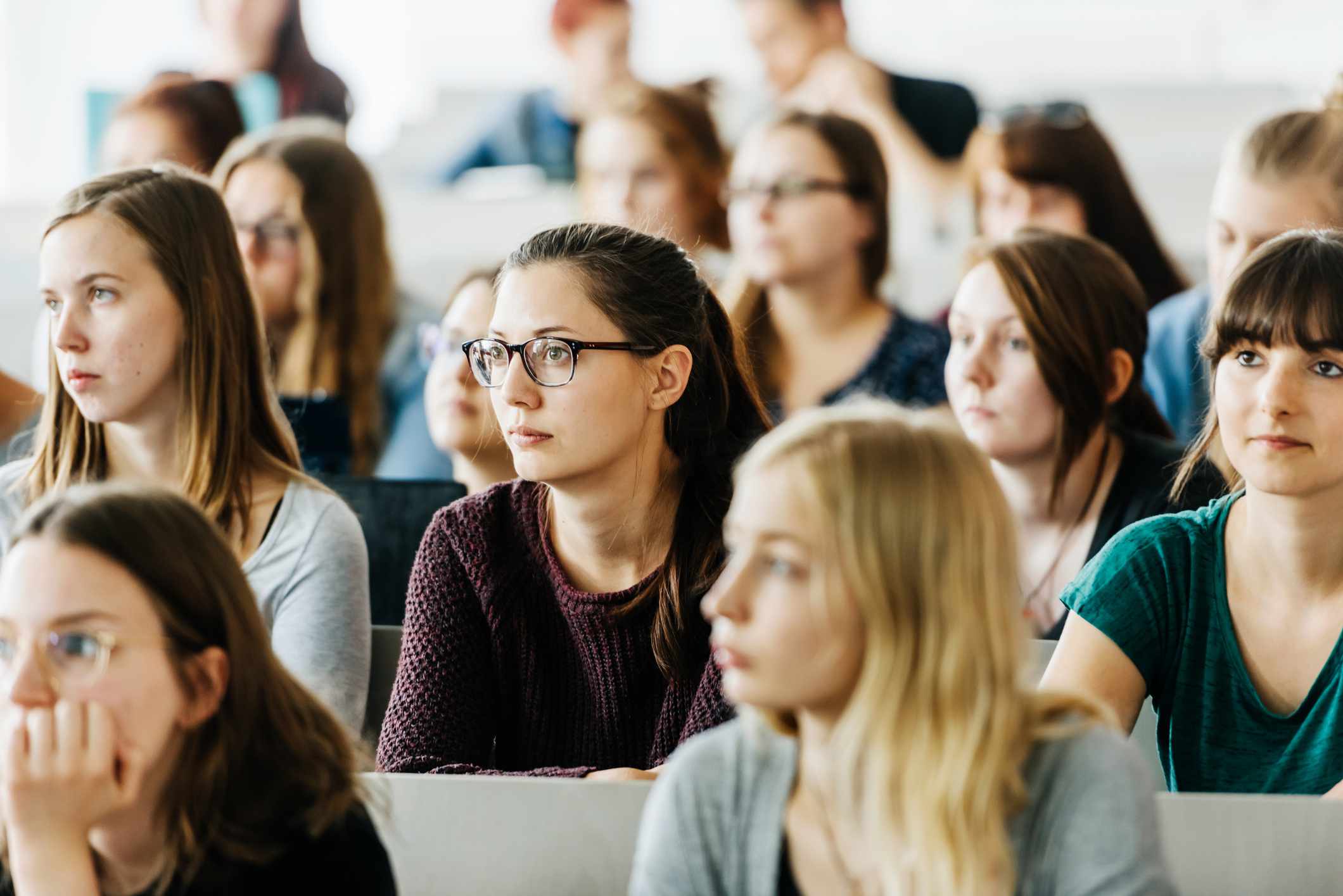 Students listen to a lecture in a classroom. 