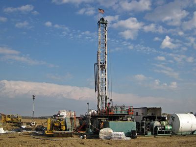 Drilling rig at Hendren Century Farms # 2 petroleum well (north of Johnstown, Ohio, USA) 1