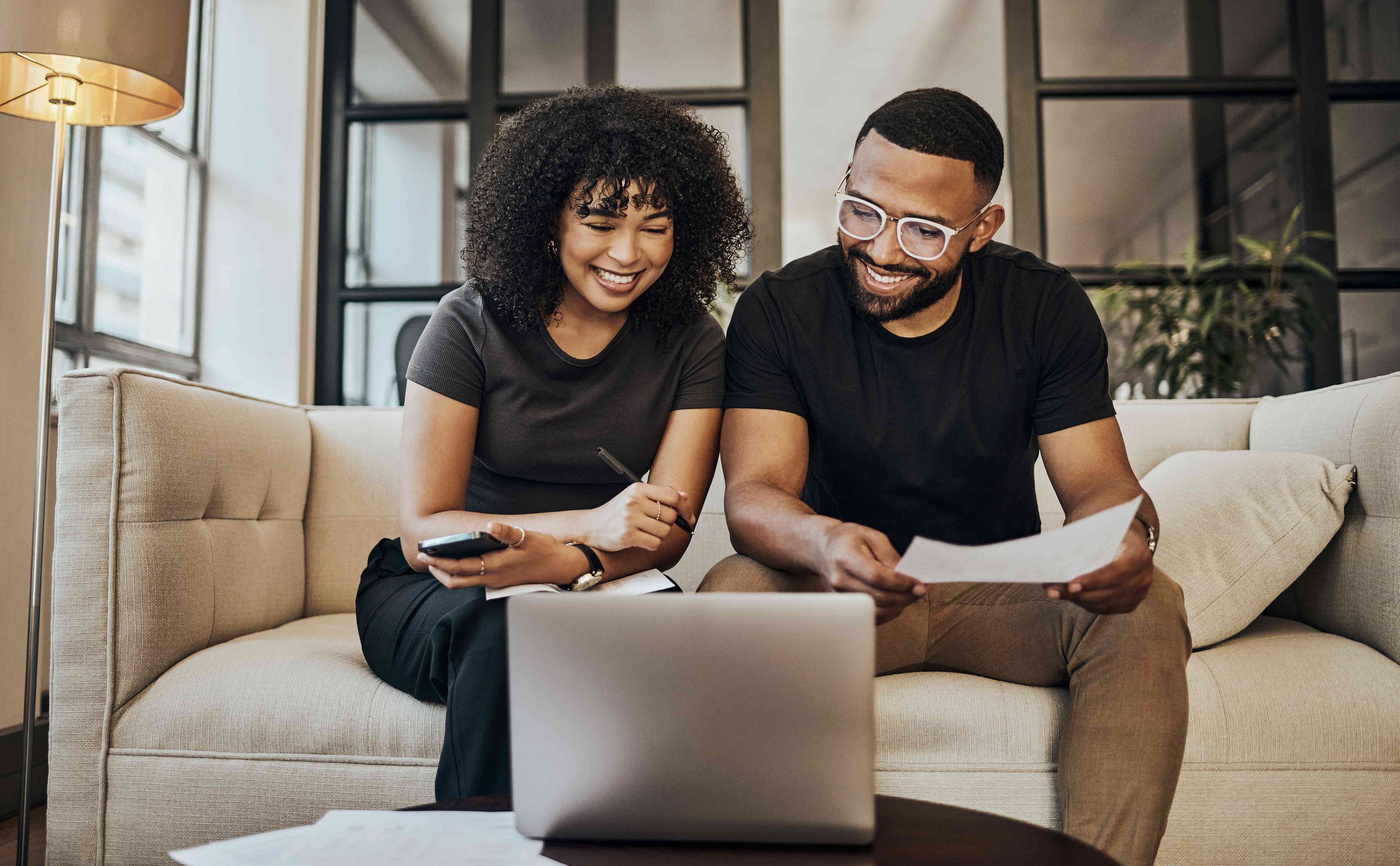 Couple getting a loan online