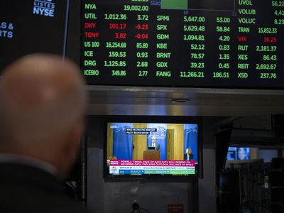 A television station broadcasts US Federal Reserve Chair Chair Jerome Powell speaking in Jackson Hole, Wyoming, on the floor of the New York Stock Exchange (NYSE) in New York on August 23, 2024. 