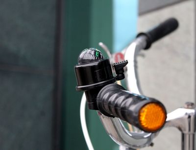 Nahaufnahme eines Fahrradlenkers vor dem Neuen Augusteum, Foto: Annika Seiferlein