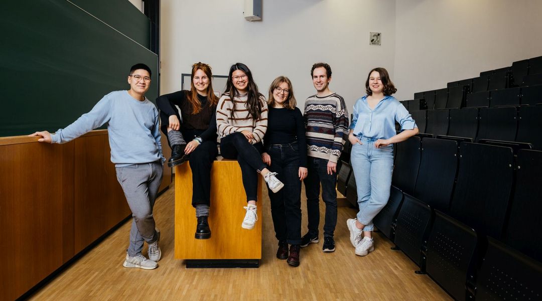 Gruppenbild der Studienbotschafter:innen im Hörsaal, Foto: Christian Hüller