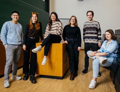 Gruppenbild der Studienbotschafter:innen im Hörsaal, Foto: Christian Hüller