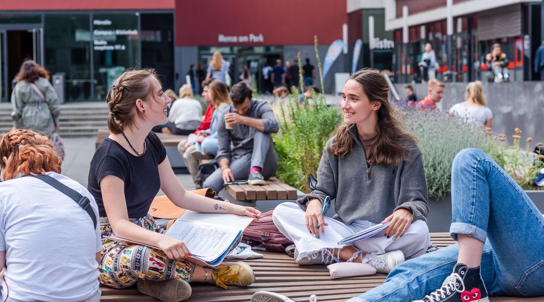 Auf dem Foto sieht man Studentinnen Studentinnen auf dem Leibnizforum im Gespräch.