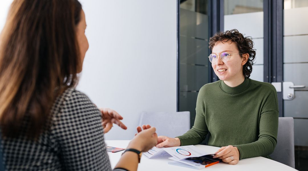 Ratsuchende im Gespräch in der Studienberatung, Foto: Christian Hüller