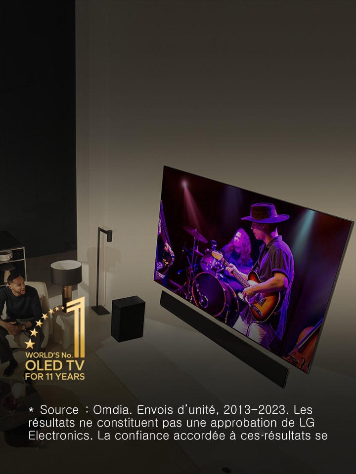 Vue aérienne d’un homme et d’une femme regardant un concert sur un grand téléviseur OLED dans le confort d’un appartement moderne. L’emblème « 11 ans numéro 1 mondial des téléviseurs OLED » se trouve sur l'image. L’avis de non-responsabilité précise que : « Source : Omdia. Envois d’unité, 2013 - 2023. Les résultats ne constituent pas une approbation de LG Electronics. La confiance accordée à ces résultats est aux risques et périls du tiers. Consultez https://www.omdia.com/ pour plus de détails ».