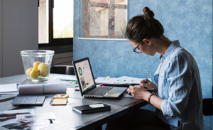 Image of a worker using Office 365 on her Mac.