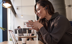 Image of a woman in a Teams meeting on her PC.