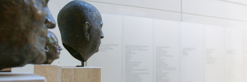 Bronze-Büsten der Nobelpreisträger im Foyer des Max-Planck-Hauses