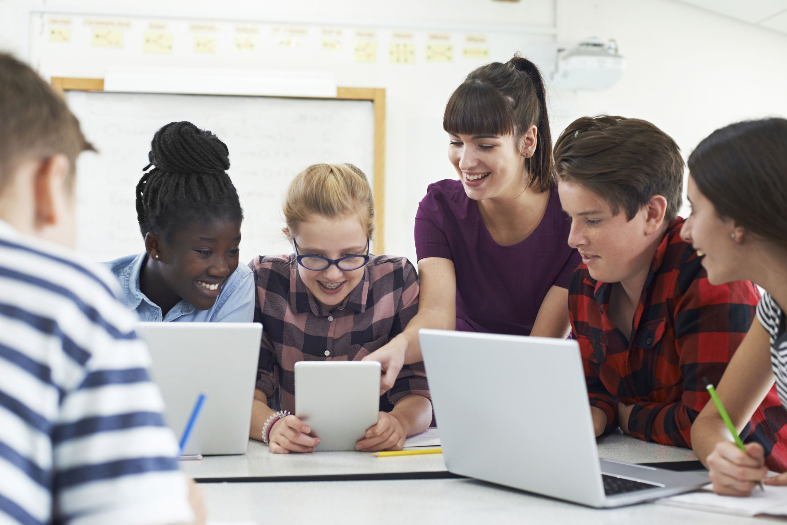 Un groupe d’étudiants utilisant des ordinateurs portables dans une classe d’histoire canadienne.