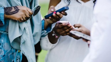 Amigos conversando em telefones