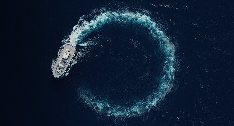 An aerial view of a boat in the ocean.