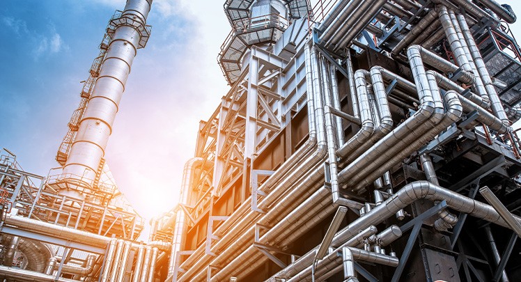 An industrial plant with pipes and pipes in the background.