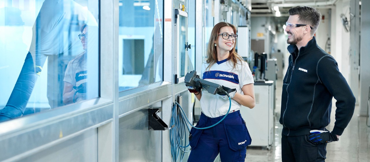 Two Scania employees in the gearbox assembly in Södertälje