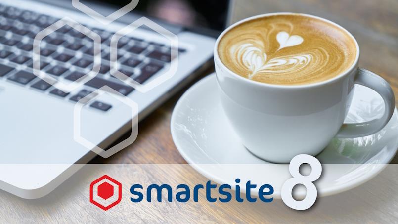 Kop koffie naast laptop met logo Smartsite en een nummer 8