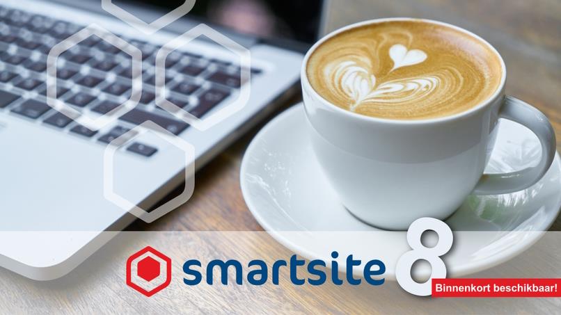 Smartsite 8 binnenkort beschikbaar! Getoond op een sfeerafbeelding van een kop koffie en laptop