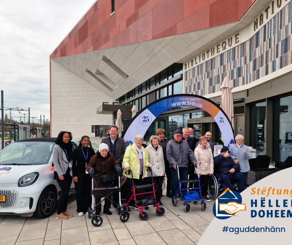 Photo de groupe avec clients et soignants devant la BNL