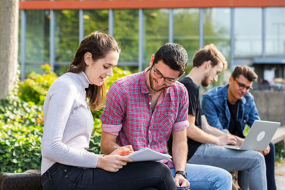 Studierende der Technischen Universität Berlin auf dem Campus