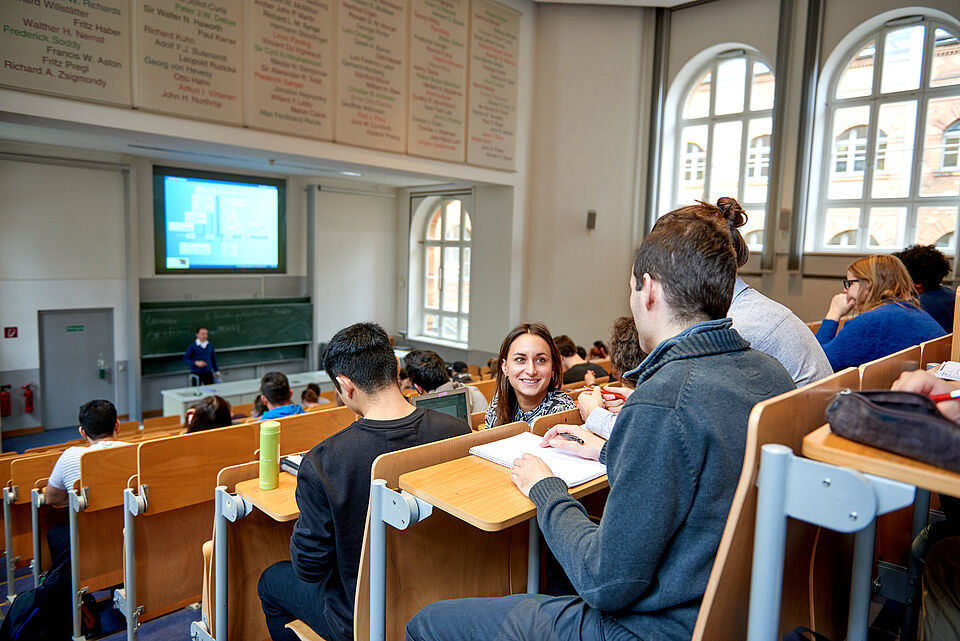 Studierende sitzen in einem Hörsaal der Technischen Universität Berlin