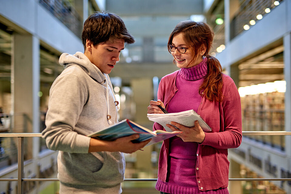 Studierende in der zentralen Universitätsbibliothek der Technischen Universität Berlin bei der Arbeit