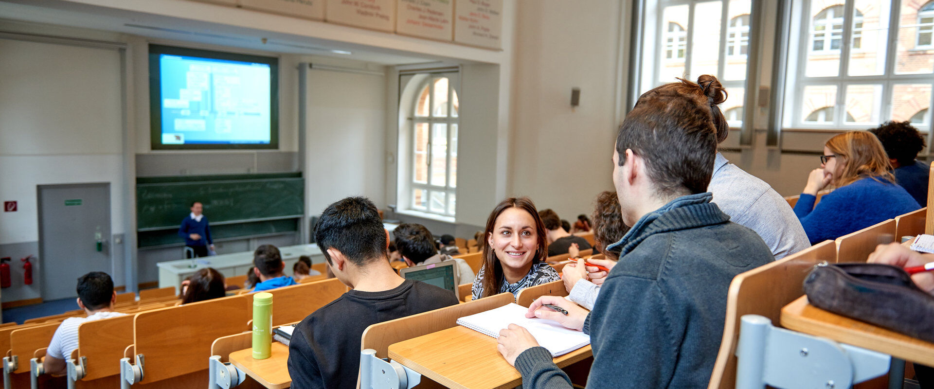 Studierende sitzen in einem Hörsaal der Technischen Universität Berlin