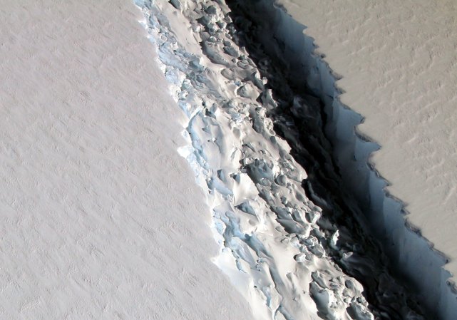 Giant crack in Antarctic ice