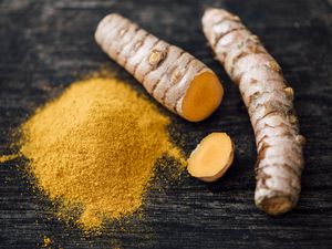 turmeric root and powder