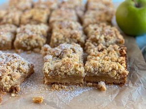 crumb-topped apple pie bars