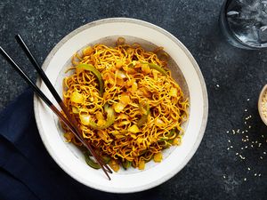 Easy vegetarian singpore noodles